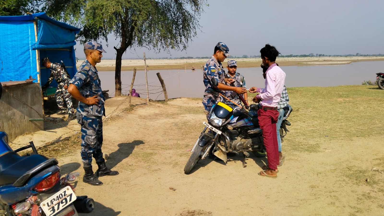 सीमामा हुन सक्ने अवैध गतिविधिविरुद्ध निगरानी बढाउँदै बाँकेको नरैनापुरस्थित सशस्त्र प्रहरी