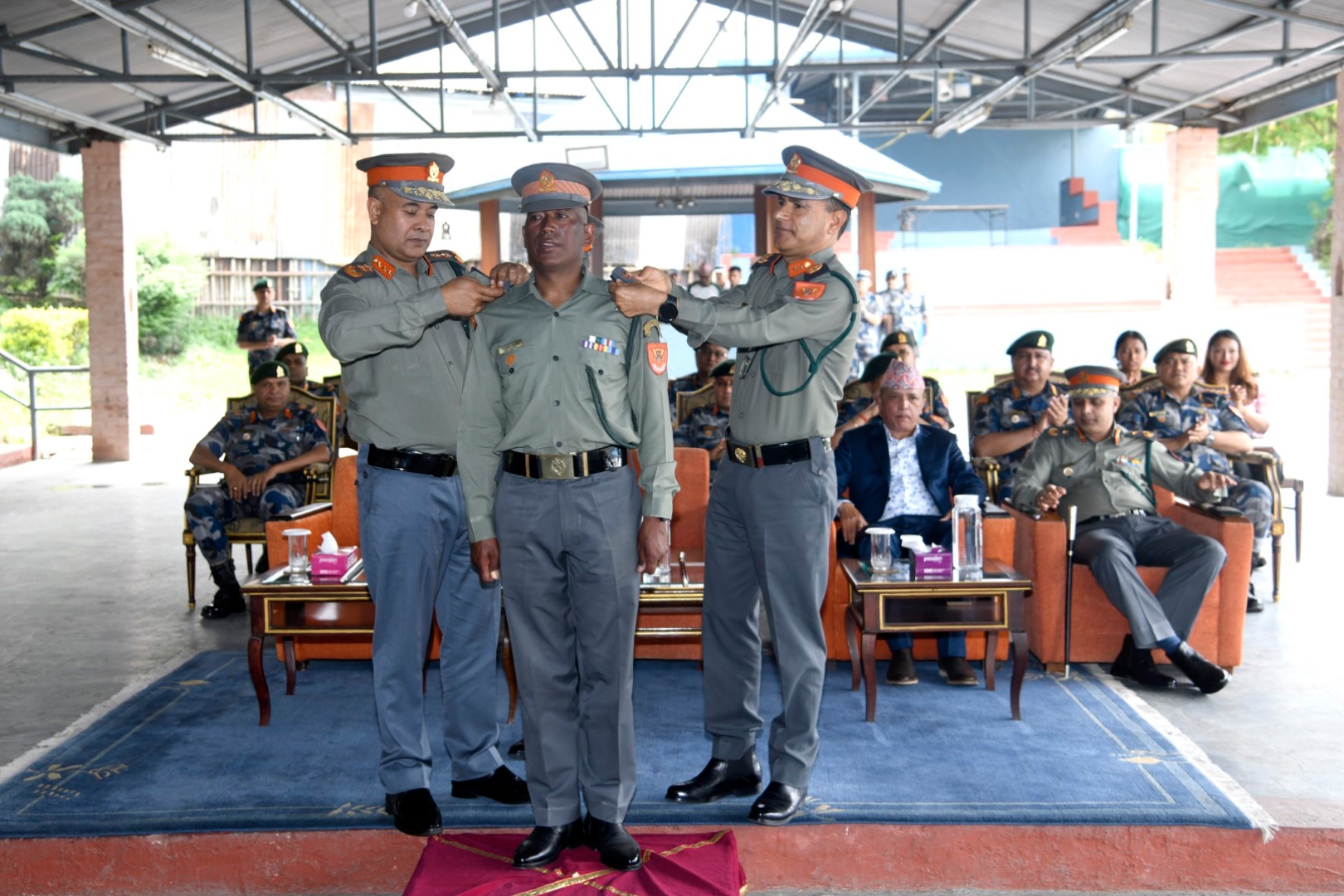 सगरमाथा आरोहण गरेर फर्केका सशस्त्रका असई दन्त सईमा बढुवा, आईजीपीले लगाइदिए दर्ज्यानी चिन्ह