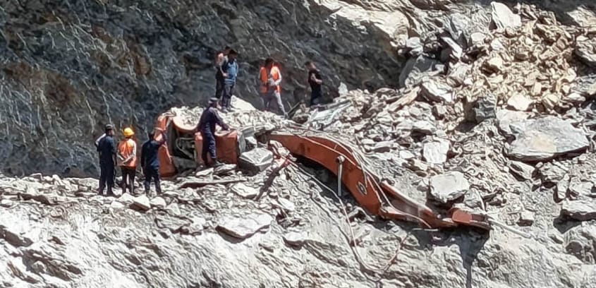 सडक खन्ने क्रममा पहिरोमा पुरिएर एक्साभेटर चालकको मृत्यु