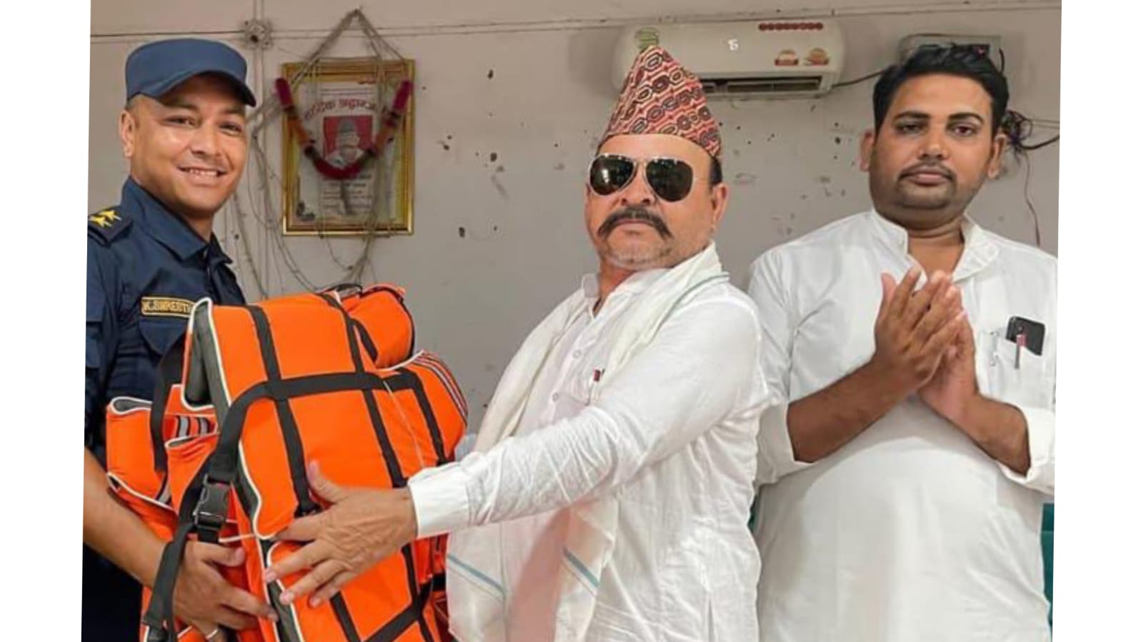 जानकी गाउँपालिकाले दियो खजुरा खुर्द प्रहरीलाई विपद् उद्धारका सामग्री