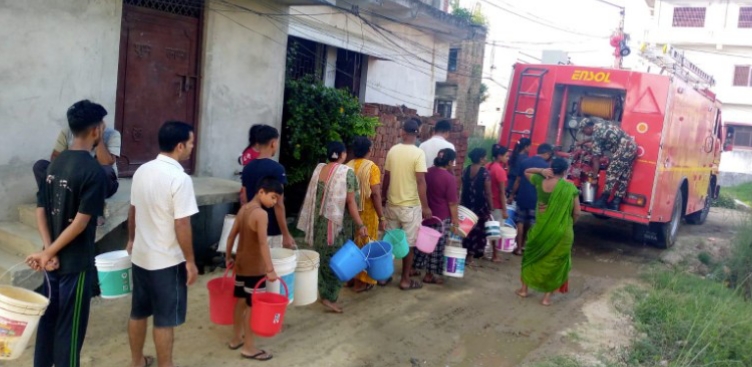 खानेपानीको अभाव भएपछि नेपाली सेनाद्वारा सर्वसाधारणलाई दैनिक १ लाख लिटर पानी वितरण गर्दै