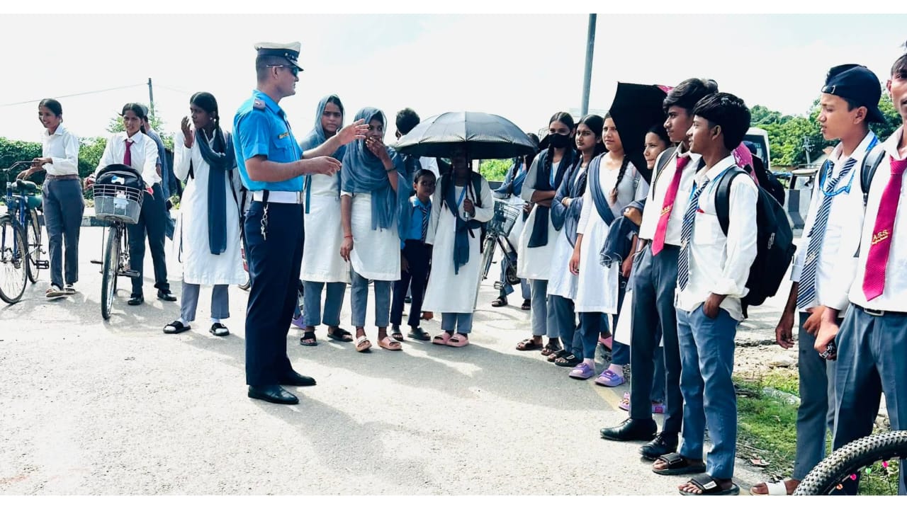 दुर्घटना जोखिम न्यूनीकरण: बाँकेमा विद्यार्थीलाई ट्राफिक प्रहरीले दियो सचेतना कक्षा