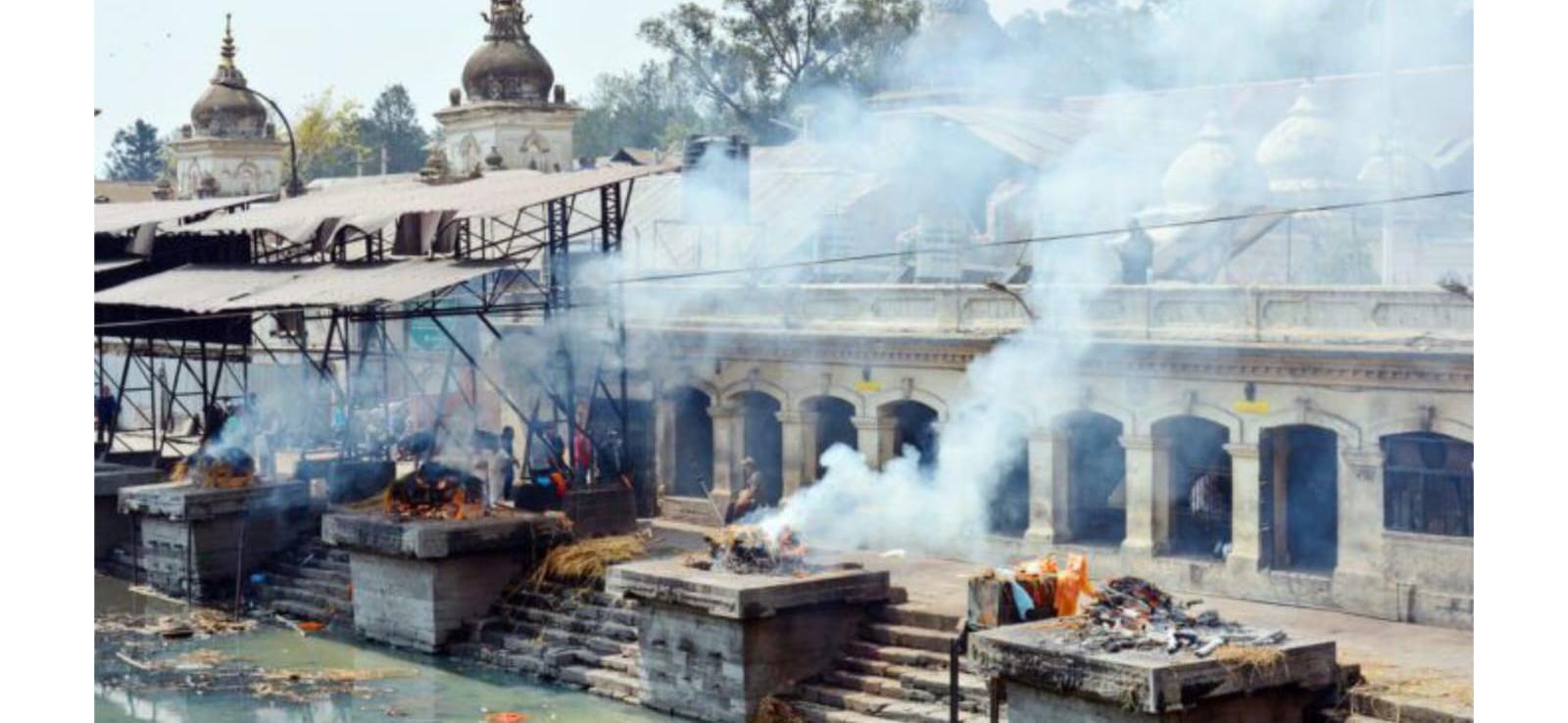 पशुपति आर्यघाटमा जलाउँदै गरेको शवको हड्डी र मासु बेचेको आरोपमा दुई जना पक्राउ