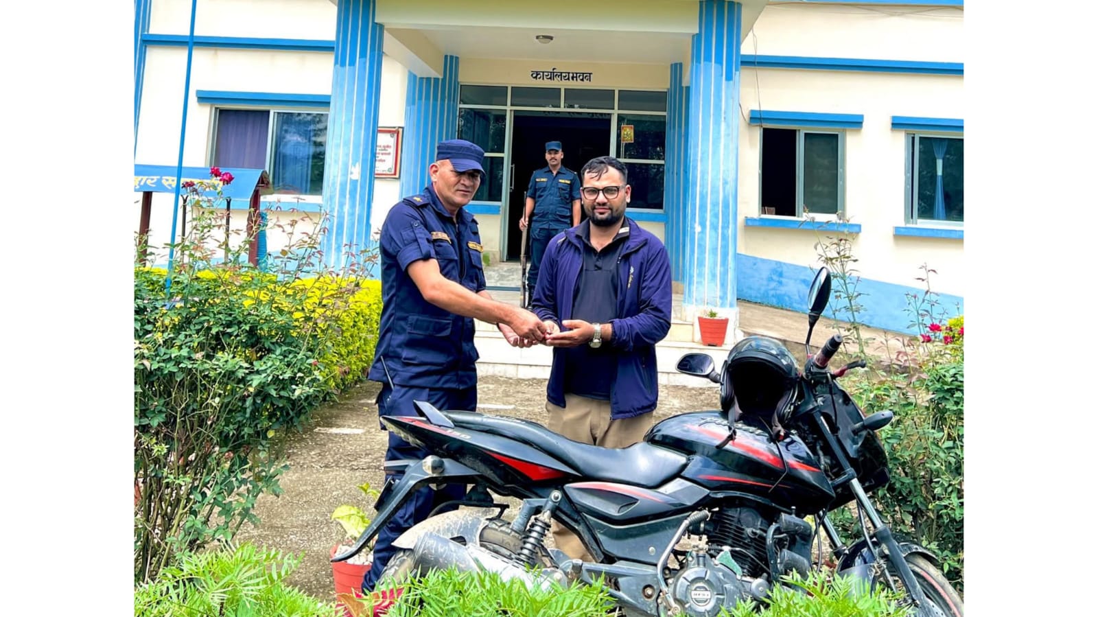 २४ घण्टा नबित्दै चोरी भएको मोटरसाइकल फेला पारी सवारी धनीलाई बुझायो सुर्खेत प्रहरीले
