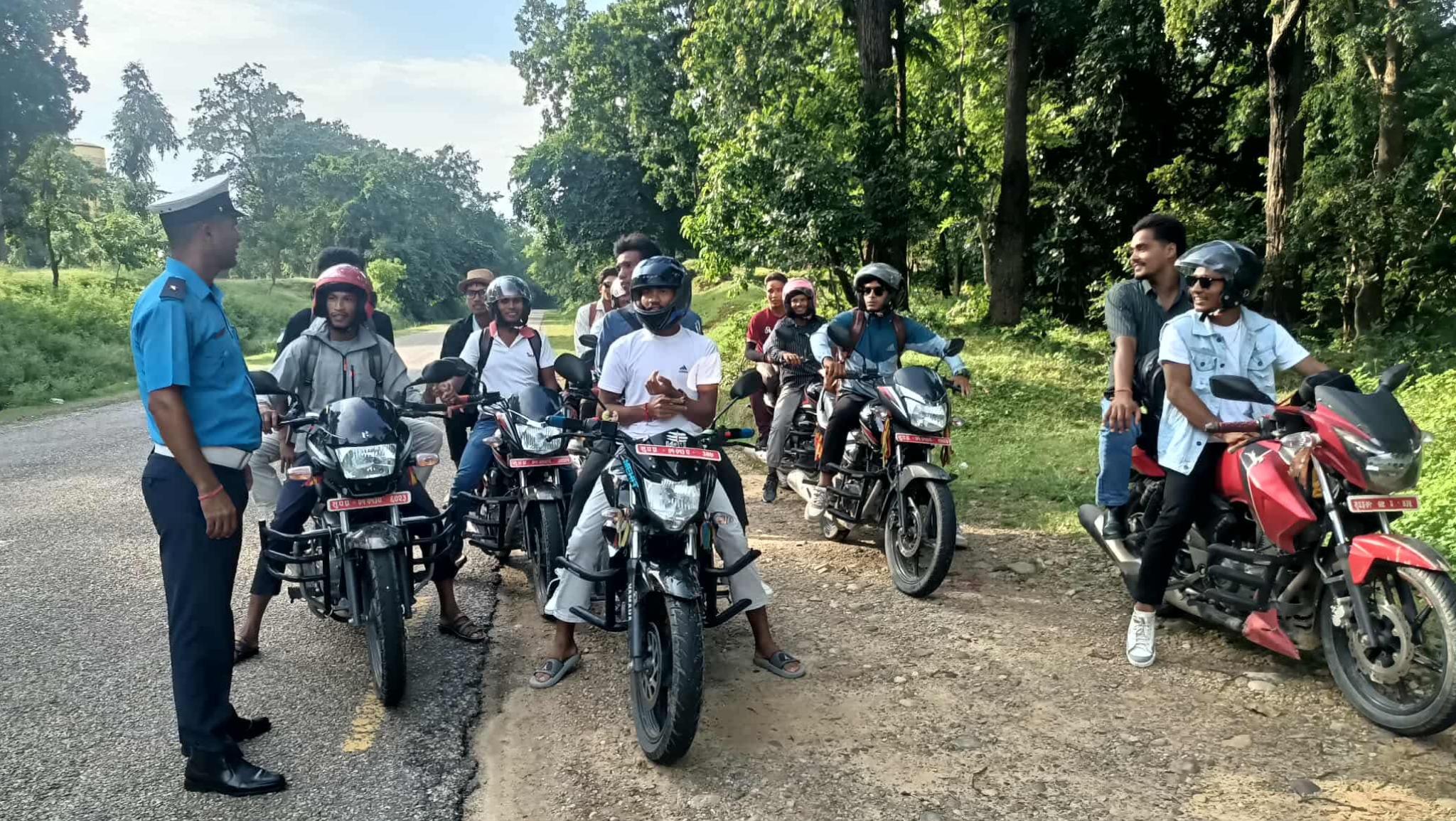 बाँके ट्राफिक प्रहरीको दुर्घटना न्यूनीकरण प्रयास: आज पनि सम्बन्धित सरोकारवालालाई सचेतना