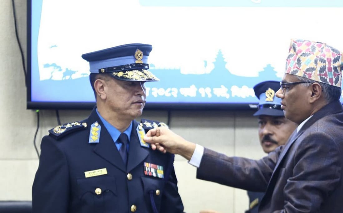 नवनियुक्त आईजीपी चन्द्र कुबेर खापुङले पाए दर्ज्यानी चिन्ह
