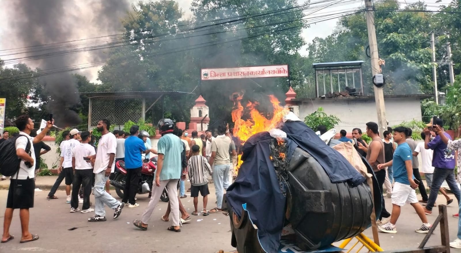 नेपालगन्जमा गोली चल्यो, उच्च अदालतदेखि जिल्ला प्रशासन लगायतका कार्यालयमा आगजनी