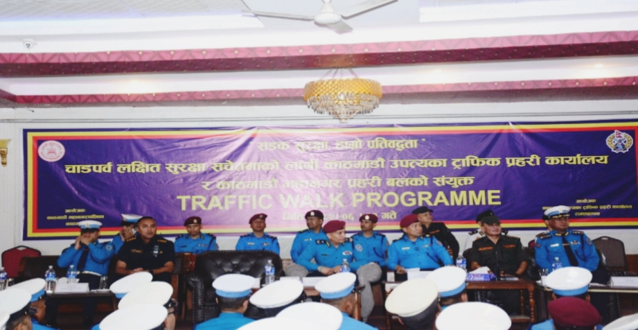'विभिन्न अभावसँग जुध्दै सुरक्षित यात्राका लागि खटिरहन ट्राफिक प्रहरी प्रतिबद्ध छ'