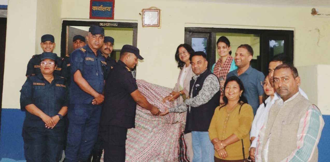 जयसपुर प्रहरीलाई जाडोको कपडा सहयोग