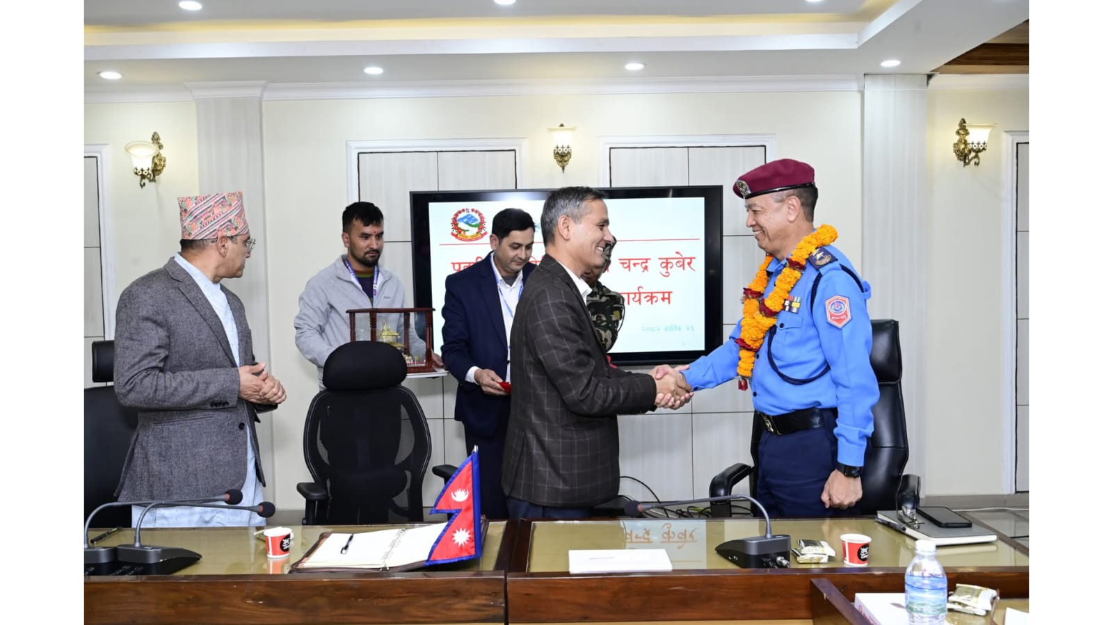 गृहमन्त्री अर्यालले गरे अवकाश जान लागेको आईजीपी खापुङ्गको बिदाइ