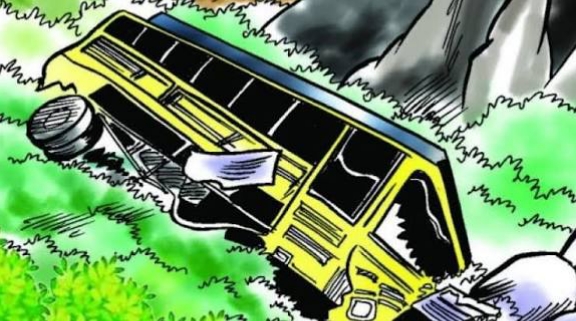 दाङबाट विद्यार्थी लिएर भ्रमण जाँदै गरेको बस दुर्घटना, ११ जना घाइते