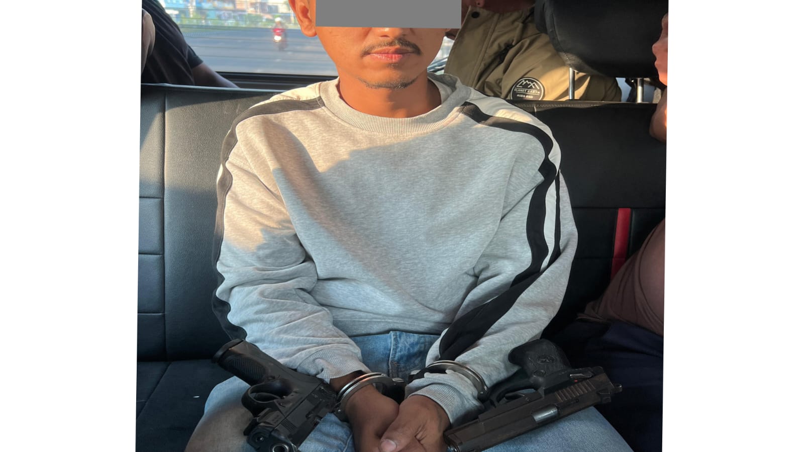 अवैध हतियारविरुद्ध सशस्त्र प्रहरीको कारबाही: दुईवटा अटोमेटिक पेस्तोलसहित युवक पक्राउ