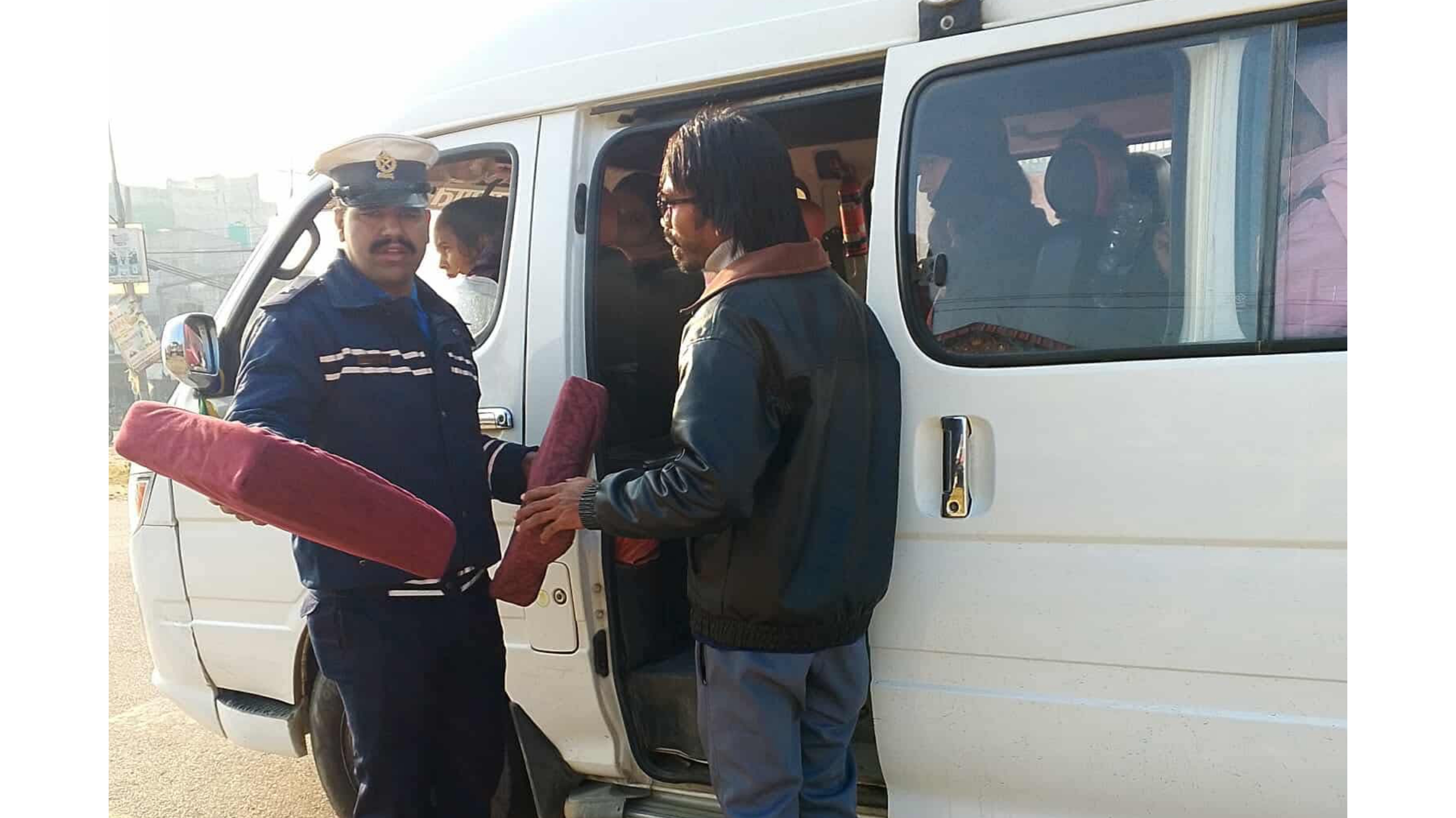 बाँके ट्राफिक प्रहरीको कारबाही: ३ सय गाडीबाट ४६७ अवैध सिट हटाइयो, एकपटकलाई चेतावनी