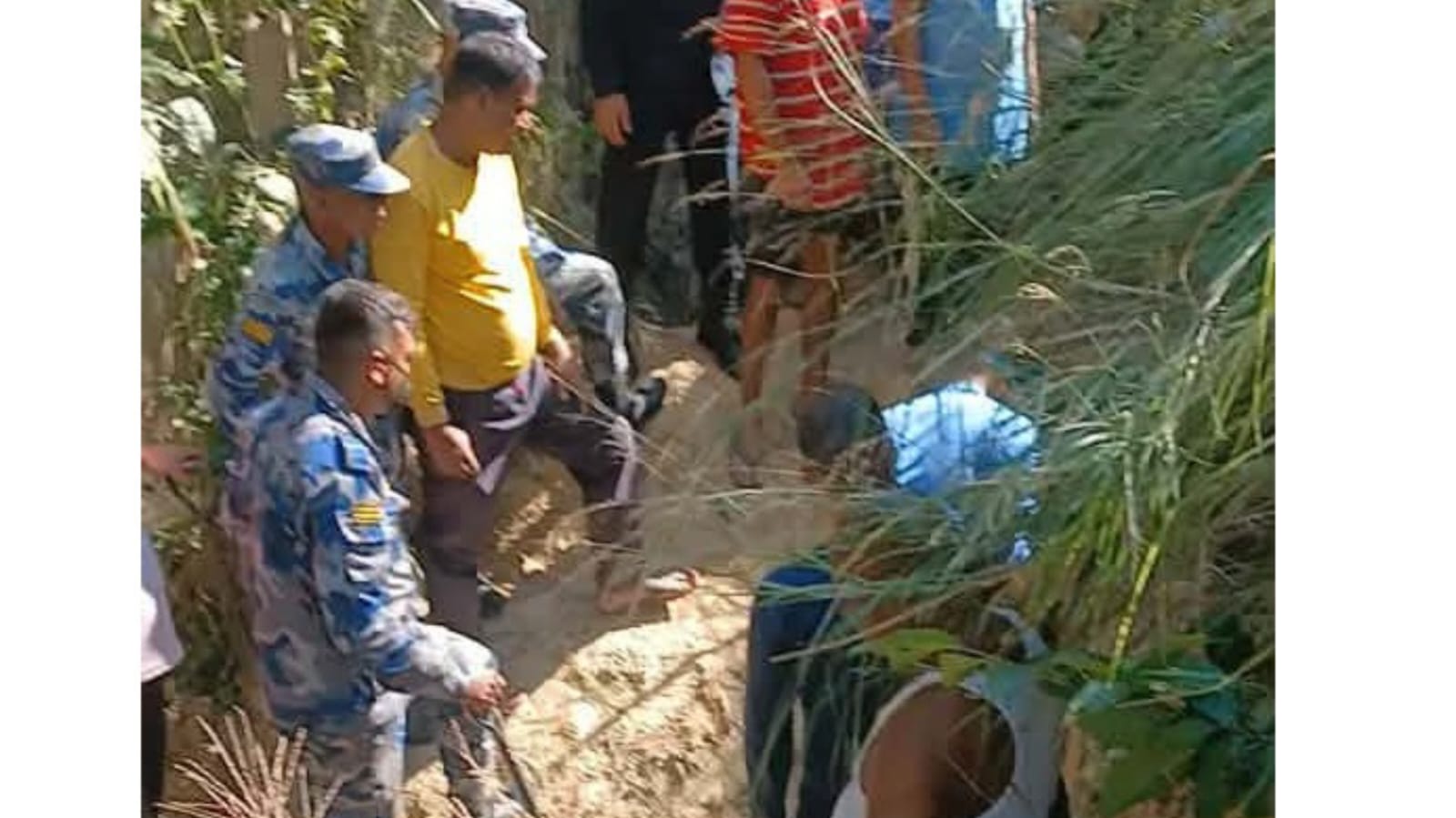 दुम्सी मार्न प्वालमा छिरेका दिलिप रेग्मी प्वालमै अड्किएपछि........!