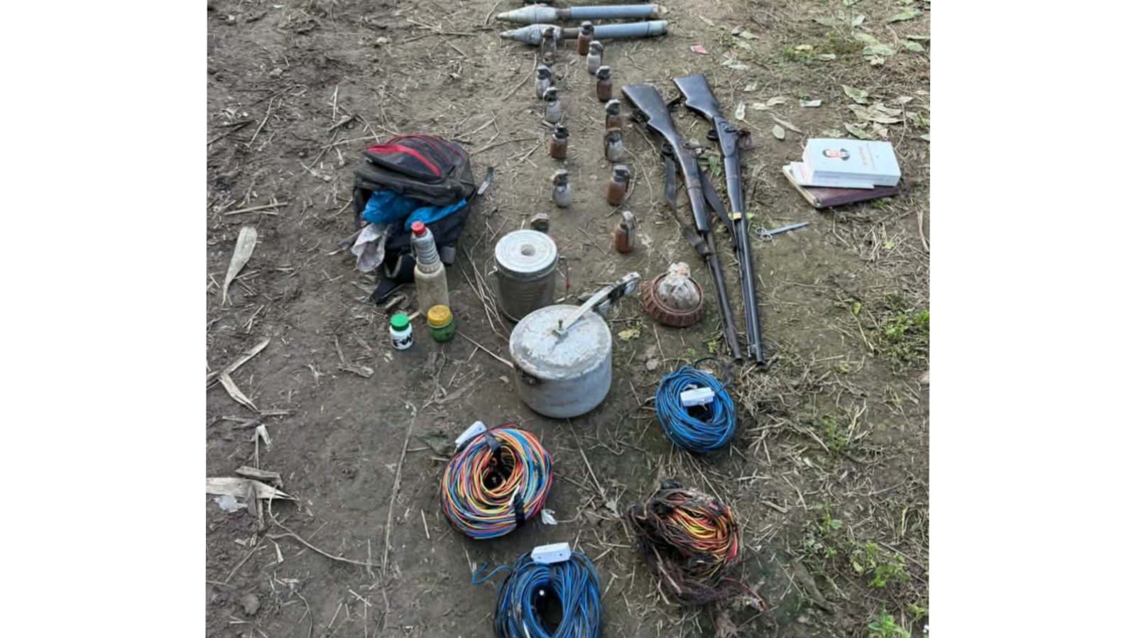 अर्घाखाँचीको कम्यूमा प्रहरीको छापा: बन्दुक र ग्रिनेटसहितका बिस्फोटक पदार्थ बरामद