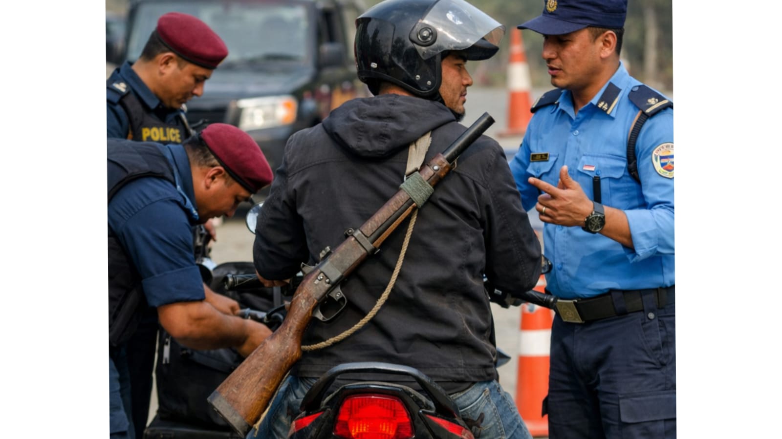 बन्दुक बोकेर मोटरसाइकल चलाइरहेका ३२ वर्षीय युवक पक्राउ