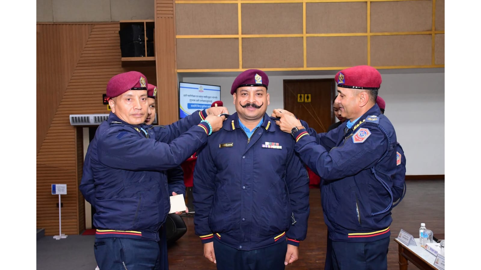 एसपीमा बढुवा भएका १६ प्रहरी अधिकृतलाई आईजीपी कार्कीद्वारा दर्ज्यानी चिन्ह प्रदान