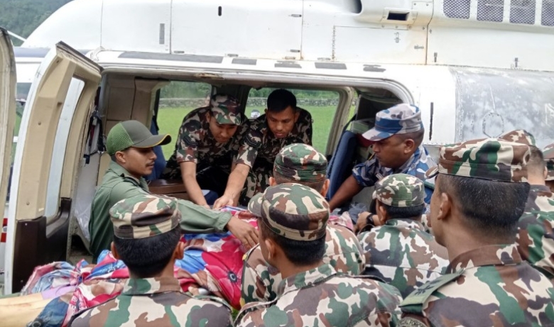 दुर्घटनामा परेका मुख्य न्यायाधीशसहित ४ घाइतेलाई हेलिकप्टरबाट काठमाडौं ल्याइयो