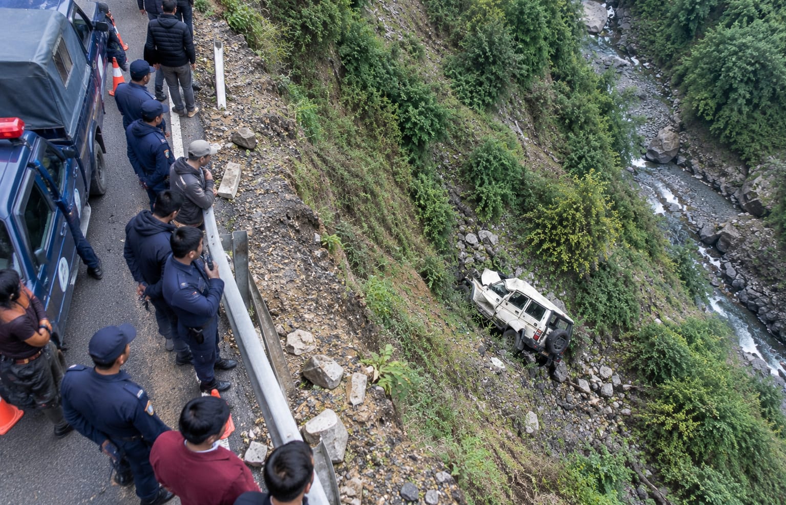 सल्यानमा बोलेरो जिप ९० मिटर तल खस्यो, दुई जनाको मृत्यु, चार घाइते