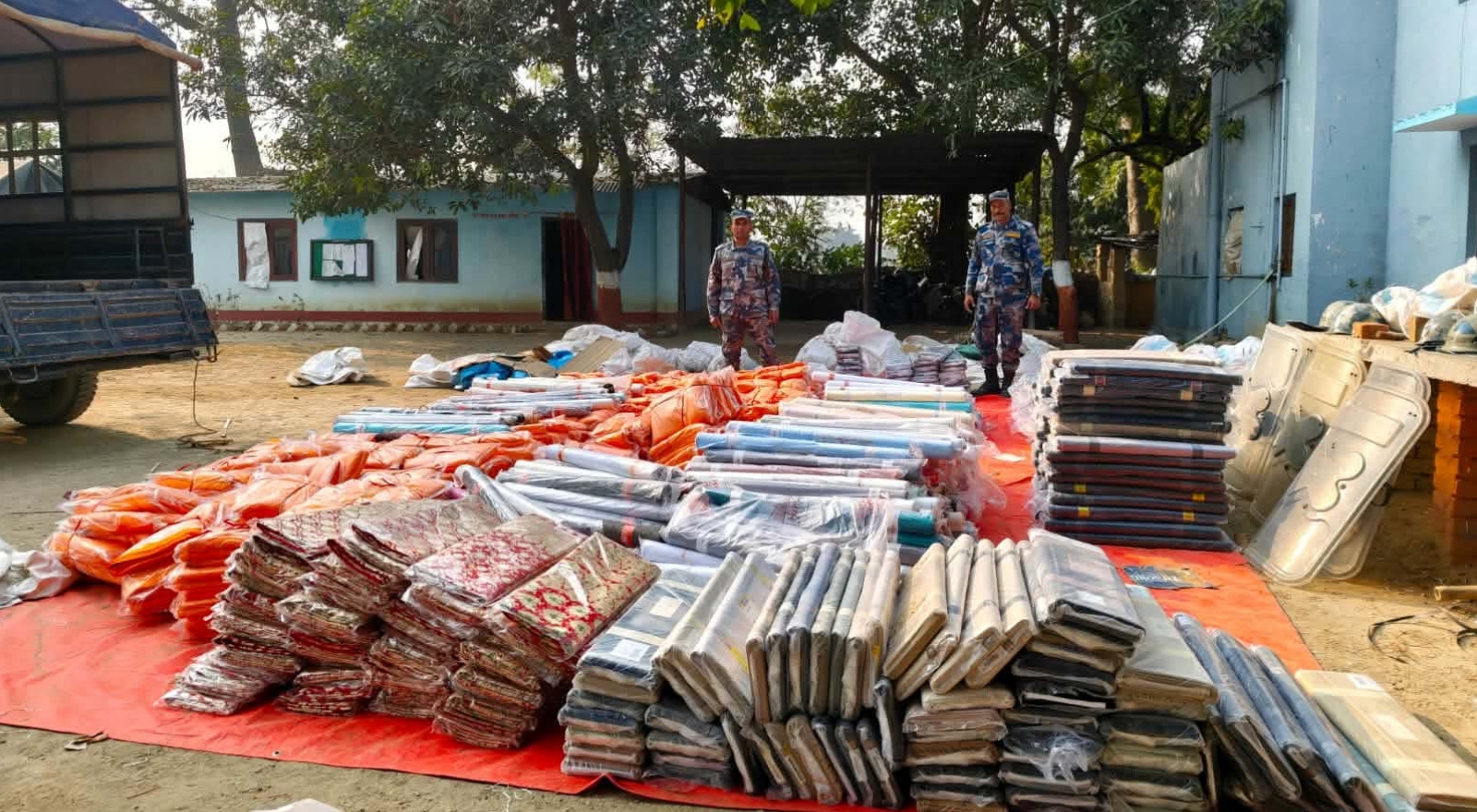३७ लाख रुपैयाँ बढीको तस्करीको अवैध लत्ताकपडा सशस्त्र प्रहरीको नियन्त्रणमा