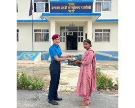 खजुरा प्रहरीले फिर्ता गर्यो फेला परेको मोबाइल र पैसासहित ब्याग सम्बन्धित धनीलाई