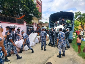 सशस्त्र प्रहरीद्वारा साढे १८ लाख रुपैयाँ बढीको अवैध कपडा बरामद