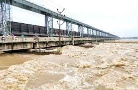 सप्तकोशी नदीमा पानीको बहाव बढेपछि २८ ढोका खोलियो