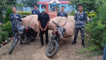 भन्सार छलीको ठुलो परिमाणमा कपडा र दुईवटा मोटरसाइकल सशस्त्र प्रहरीको नियन्त्रणमा