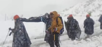 हिउँमा फसेका नेपाली पर्यटकको सशस्त्र प्रहरीद्वारा उद्धार