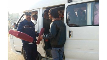 बाँके ट्राफिक प्रहरीको कारबाही: ३ सय गाडीबाट ४६७ अवैध सिट हटाइयो, एकपटकलाई चेतावनी