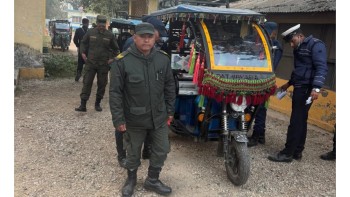 दर्ता–नवीकरणविहीन इ–रिक्सामाथि कडाइ, १०७ इ–रिक्सा नगर प्रहरीको नियन्त्रणमा