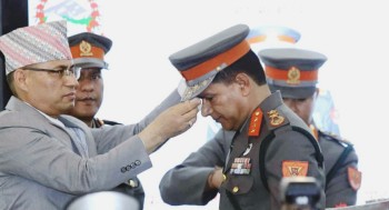 सशस्त्र प्रहरी प्रमुख पौडेलले लगाए 'आईजीपी' को दर्ज्यानी चिन्ह
