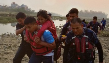 नारायणी नदिमा हाम फालेकी युवतीको सशस्त्र प्रहरीद्वारा सकुशल उद्धार