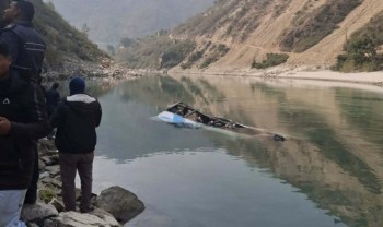 तामाकोशीमा बस खस्यो,५ जनाको मृत्यु