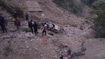 सल्यानबाट दाङ आउँदै गरेको जिप २५० मिटर तल खस्यो, चालकको घटनास्थलमै मृत्यु, ३ जना घाइते