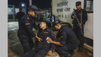 कारागार सुरक्षामा खटिएका प्रहरीलाई आफ्नै सहकर्मीको बन्दुकबाट गोली लागेपछि...!