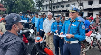 ट्राफिक प्रहरीले फेला पार्‍यो चोरी भएका ५१ वटा स्कुटर र मोटरसाइकल: धनीलाई बुझाए एसएसपी काफ्लेले