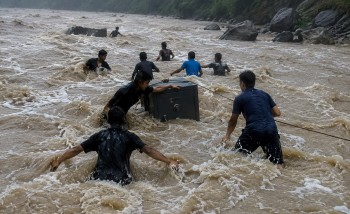 त्रिशूलीमा बाढीले बगाएर ल्याएको बैंकको सेफमा लुटपाट, २९ जना प्रहरी नियन्त्रणमा
