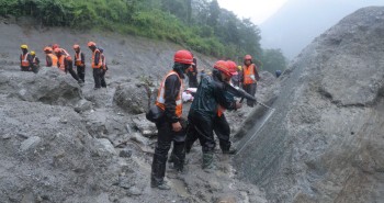 त्रिशूली थ्री–ए सुरुङमा फसेकाहरुको उद्धारका लागि सुरक्षाकर्मीले थाले ‘ड्रिलिङ’