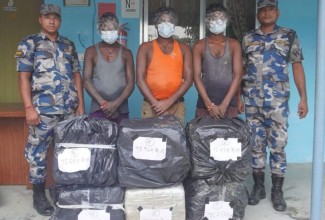 १ सय १० किलोभन्दा बढी गाँजासहित तीन जना सशस्त्र प्रहरीको नियन्त्रणमा