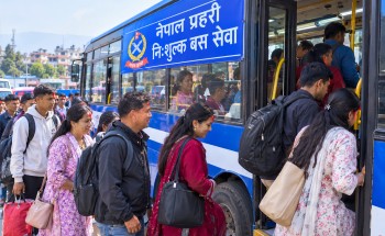 दसैँमा प्रहरीको निःशुल्क बस सेवाबाट १४ सय बढी यात्रुले लिए लाभ