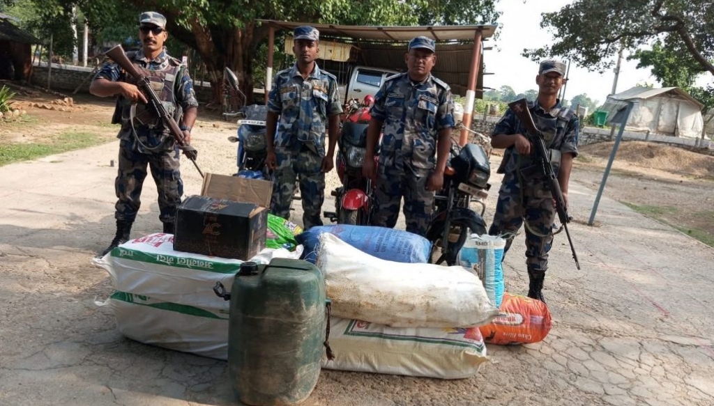 सीमा नजिक पटेर्वा क्षेत्रबाट लाखौं रुपैयाँको अवैध सामान सशस्त्र प्रहरीको नियन्त्रणमा