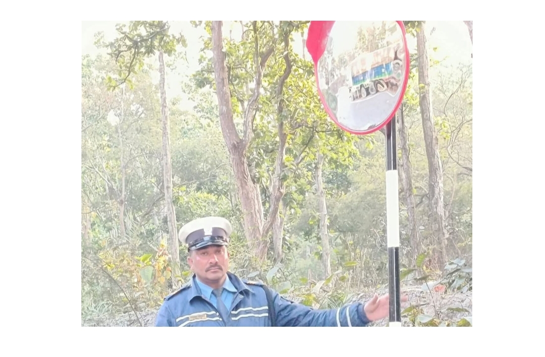 दाङका घुम्ती क्षेत्रमा सवारी दुर्घटना न्यूनीकरण गर्न कन्भेक्स मिरर जडान