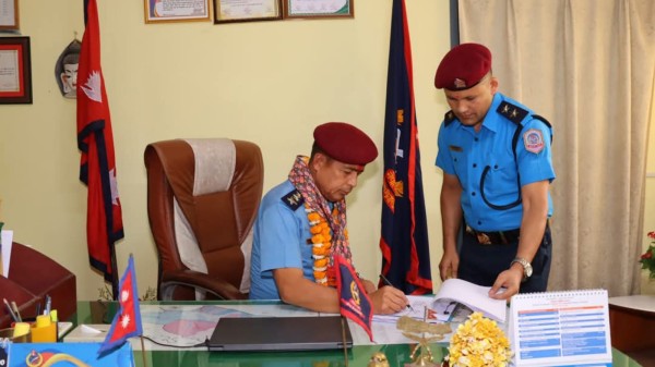 बाँकेका नयाँ प्रहरी प्रमुख रामप्रसादले गरे पदभार ग्रहण, एसपी कार्कीको बिदाई