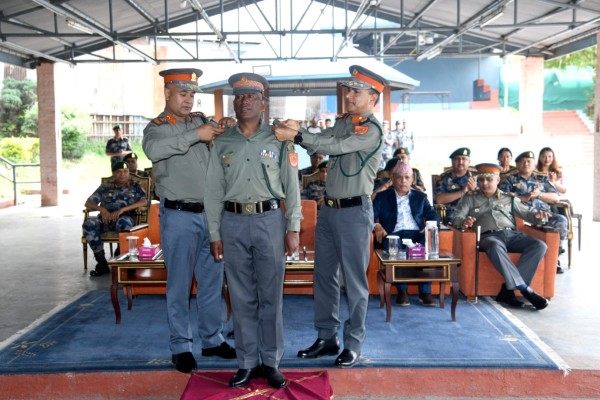 सगरमाथा आरोहण गरेर फर्केका सशस्त्रका असई दन्त सईमा बढुवा, आईजीपीले लगाइदिए दर्ज्यानी चिन्ह