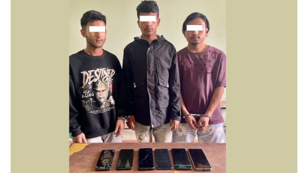 मोबाइल लूटपाट गिरोहका तीन जना प्रहरीको नियन्त्रणमा