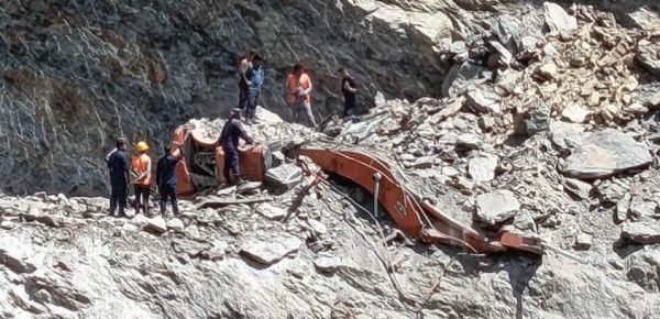 सडक खन्ने क्रममा पहिरोमा पुरिएर एक्साभेटर चालकको मृत्यु