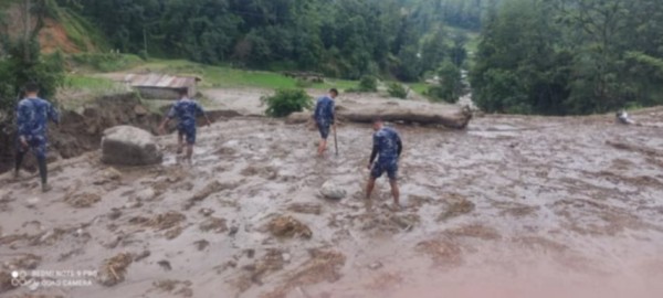 बिमचना खोलाको बाढीमा बेपत्ता भएकी कमलाको सशस्त्र प्रहरीद्वारा खोजीकार्य जारी