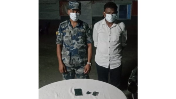 ब्राउन सुगरसहित भारतीय युवक सशस्त्र प्रहरीको नियन्त्रणमा