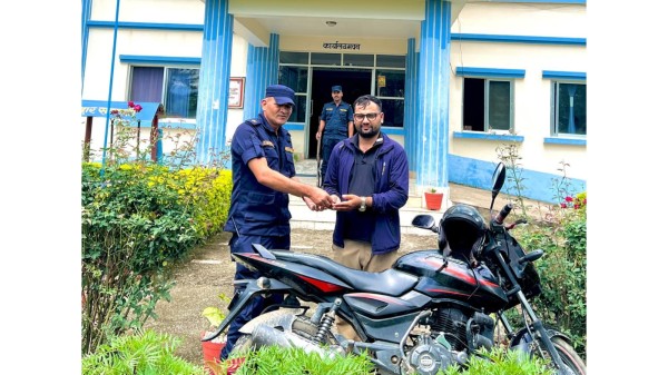 २४ घण्टा नबित्दै चोरी भएको मोटरसाइकल फेला पारी सवारी धनीलाई बुझायो सुर्खेत प्रहरीले